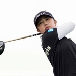 　最終ラウンド、１番でティーショットを放つ山下美夢有。通算１７アンダーで３位＝ホアカレイＣＣ（共同）