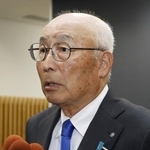　取材に応じる山口県上関町の西哲夫町長＝５日午前、上関町役場