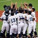 　国民スポーツ大会の高校野球軟式で３連覇を果たして喜ぶ中京ナイン＝弘前市運動公園野球場