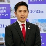 　記者団の取材に応じる大阪府の吉村洋文知事＝５日午後、大阪府庁