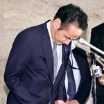 　自治体予算削減発言を撤回し、謝罪する簗農相＝５日午後、国会