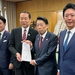 　藤井総務相（中央左）に要望書を手渡す福岡県の服部誠太郎知事（同右）ら＝５日午前、総務省