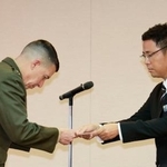 　在沖縄米軍の沖縄地域調整官ワトソン中将（左）に抗議文を手渡す沖縄県の古謝玄太知事＝５日午後、沖縄県庁