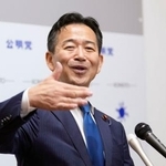 　記者団の取材に応じる公明党の岡本代表＝５日午後、国会