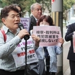 　大阪地裁前で性被害によるＰＴＳＤの致傷罪適用を訴える代理人の田中嘉寿子弁護士（左端）ら＝５日午後