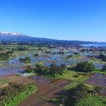 　「世界ジオパーク」に推薦されると決まった「鳥海山・飛島」に含まれる鳥海山（奥）と九十九島（日本ジオパークネットワーク提供）