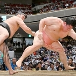 　幕内トーナメントの決勝で宇良（右）を攻める若元春。上手投げで制し、初優勝を果たした＝両国国技館