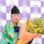 　引退記者会見で花束を手にする第３９代木村庄之助＝５日、両国国技館