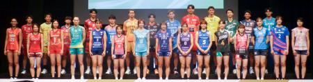 　バレーボール大同生命ＳＶリーグの開幕に向けた記者会見に出席した各チーム男女の選手たち＝５日、東京都千代田区