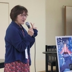 　文学賞「本の甲子園」で初代大賞に選ばれ、喜びを語る著者の村崎なぎこさん＝５日午後、大津市