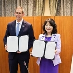 　署名式に出席した片山財務相（右）とオーストラリアのチャルマーズ財務相＝５日午後、財務省