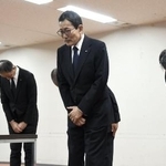 　国交省関東運輸局で船舶の使用停止命令書の交付を受け、謝罪する東海汽船の山崎潤一社長（中央）＝２日午後、横浜市