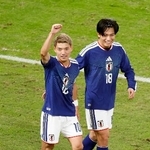 　日本-ニュージーランド　後半、チーム２点目のゴールを決め喜ぶ堂安。右は上田＝ＭＵＦＧスタジアム