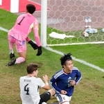 　日本-ニュージーランド　前半、先制ゴールを決め駆け出す上田＝ＭＵＦＧスタジアム