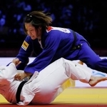 　女子５２キロ級決勝　アリアネ・トロソレル（下）を攻める阿部詩。２年連続６度目の優勝を果たした＝バクー（共同）