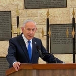 　追悼式で演説するイスラエルのネタニヤフ首相＝５日、エルサレム（共同）