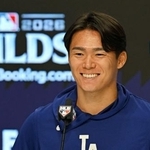 　笑顔で記者会見するドジャース・山本＝５日、アトランタ（共同）