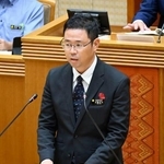 　沖縄県議会本会議で所信表明をする古謝玄太知事＝６日午前