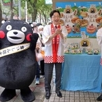 　台湾・台北市で熊本県産食材を宣伝した木村敬県知事（左）と内野幸喜県議会議長＝６日（共同）