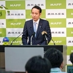 　閣議後に記者会見する簗農相＝６日午前、農水省