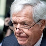 　米中西部シカゴで、裁判所を出るデニス・ハスタート元米下院議長＝２０１５年６月（ＡＰ＝共同）