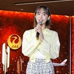 　改修された日航の国内線ラウンジに立つ俳優の井桁弘恵さん＝６日午前、羽田空港