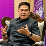 　共同通信の単独会見に応じるタイのワラウット工業相＝９月、バンコク（共同）