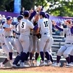 　天理を破って初優勝を決め、喜ぶ花巻東の選手たち＝弘前市運動公園野球場