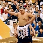 　大相撲の秋巡業が始まり、横綱土俵入りを披露する大の里＝茨城県つくば市