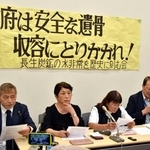 　警察庁担当者と面会後、国会内で記者会見する民間団体「長生炭鉱の水非常を歴史に刻む会」のメンバーら＝６日午後
