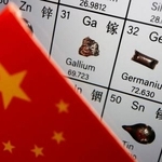 　ガリウムの原子番号（３１）を示す表と中国国旗＝２０２３年７月（ロイター＝共同）