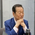 　記者団の取材に応じる小沢一郎元衆院議員＝６日午後、国会