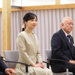 　和知人形浄瑠璃を鑑賞される佳子さま＝６日午後、京都府京丹波町（代表撮影）