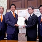 　旧姓の使用拡大を促す法案を伊藤文靖参院事務総長（右から２人目）に提出する参政党の神谷代表＝６日午後、国会