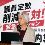 　衆院議員定数削減法案に反対する集会で講演する大山礼子駒沢大名誉教授＝６日午後、国会