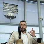 　６日、ドイツ・マクデブルクでザクセン・アンハルト州議会の議長に選出された極右ＡｆＤのラウシュ氏（ロイター＝共同）