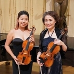 　イタリアの名弦楽器ストラディバリウスを奏でる「里帰り」公演を終えたバイオリン奏者の渡辺玲子さん（右）と吉本梨乃さん＝６日、シエナ（共同）