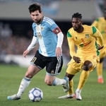 　国際親善試合のベナン戦で攻め込むアルゼンチンのメッシ（左）＝ブエノスアイレス（ＡＰ＝共同）