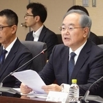 　研究会であいさつする公正取引委員会の茶谷栄治委員長（右）＝７日午前、東京・霞が関
