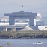　中朝鴨緑江大橋の北朝鮮側で整備が進む新施設＝７日、中国遼寧省丹東から撮影（共同）
