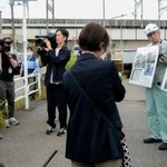 　千葉豪雨で冠水したアンダーパスを視察し、自治体担当者から説明を受ける政府の有識者検討会メンバーら＝７日午前、千葉市