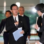 　高市首相と面会し、記者団の取材に応じる沖縄県の古謝玄太知事＝７日午後、首相官邸