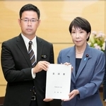 　在沖縄米兵の事件を受け、高市首相（右）に要請書を手渡す沖縄県の古謝玄太知事＝７日午後、首相官邸
