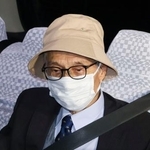 　ノーベル化学賞に決まり、車に乗り自宅を出る☆合憲三（そあい・けんそう）・東京理科大名誉教授＝７日午後８時２０分ごろ、埼玉県志木市（注）☆は石ヘンに峡の旧字体のツクリ