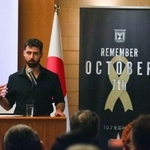 　追悼式で話す元人質のガイ・ギルボア・ダラルさん＝７日午後、東京都渋谷区