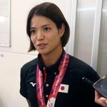 　柔道の世界選手権から帰国し、取材に応じる阿部詩＝７日、羽田空港