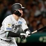 　７回阪神１死二塁、高寺が中前に適時打を放つ＝甲子園