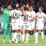 　大宮に競り勝ちタッチを交わす浦和イレブン＝ＮＡＣＫ５