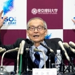　ノーベル化学賞に決まり、記者会見する☆合憲三（そあい・けんそう）・東京理科大名誉教授＝７日午後１０時２９分、東京都新宿区（注）☆は石ヘンに峡の旧字体のツクリ