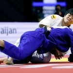 　女子６３キロ級決勝　イスラエル選手（下）を攻める嘉重春樺。２連覇を果たした＝バクー（共同）
